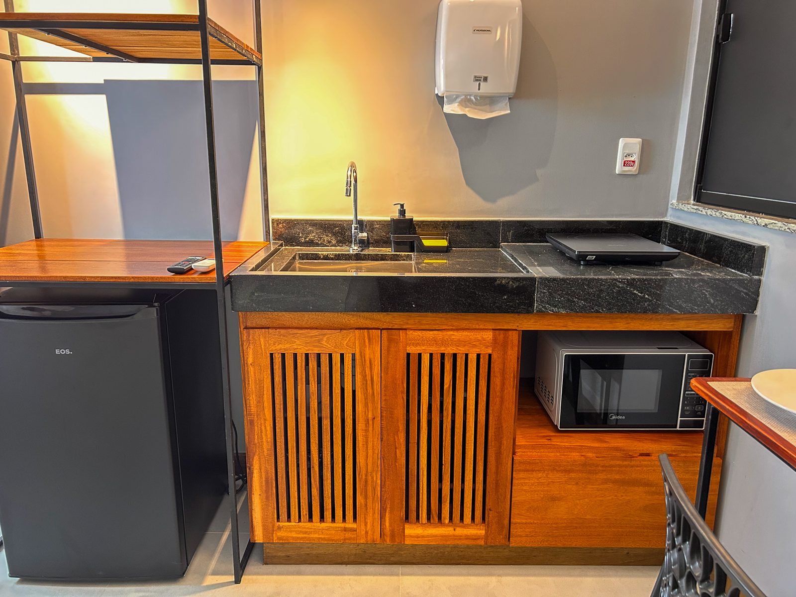 Cozinha do Apartamento PCD, com pia, micro-ondas e frigobar