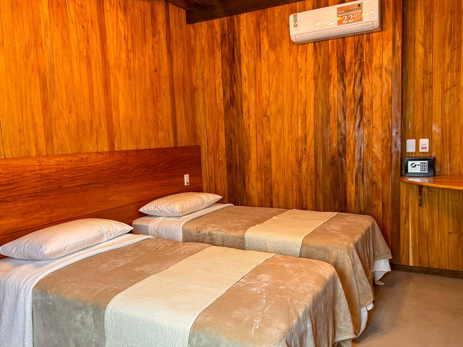 Apartamento PCD, com as camas de solteiro e circulação livre entre elas