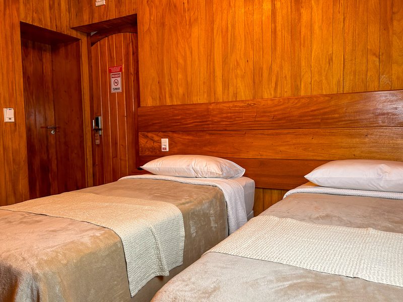 Apartamento PCD do AP Passarela, com camas de solteiro e banheiro adaptado