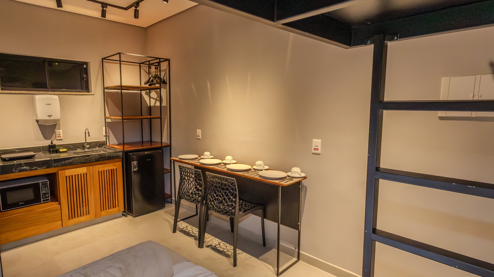 Cozinha do Standard Quádruplo, com micro-ondas, frigobar e mesa