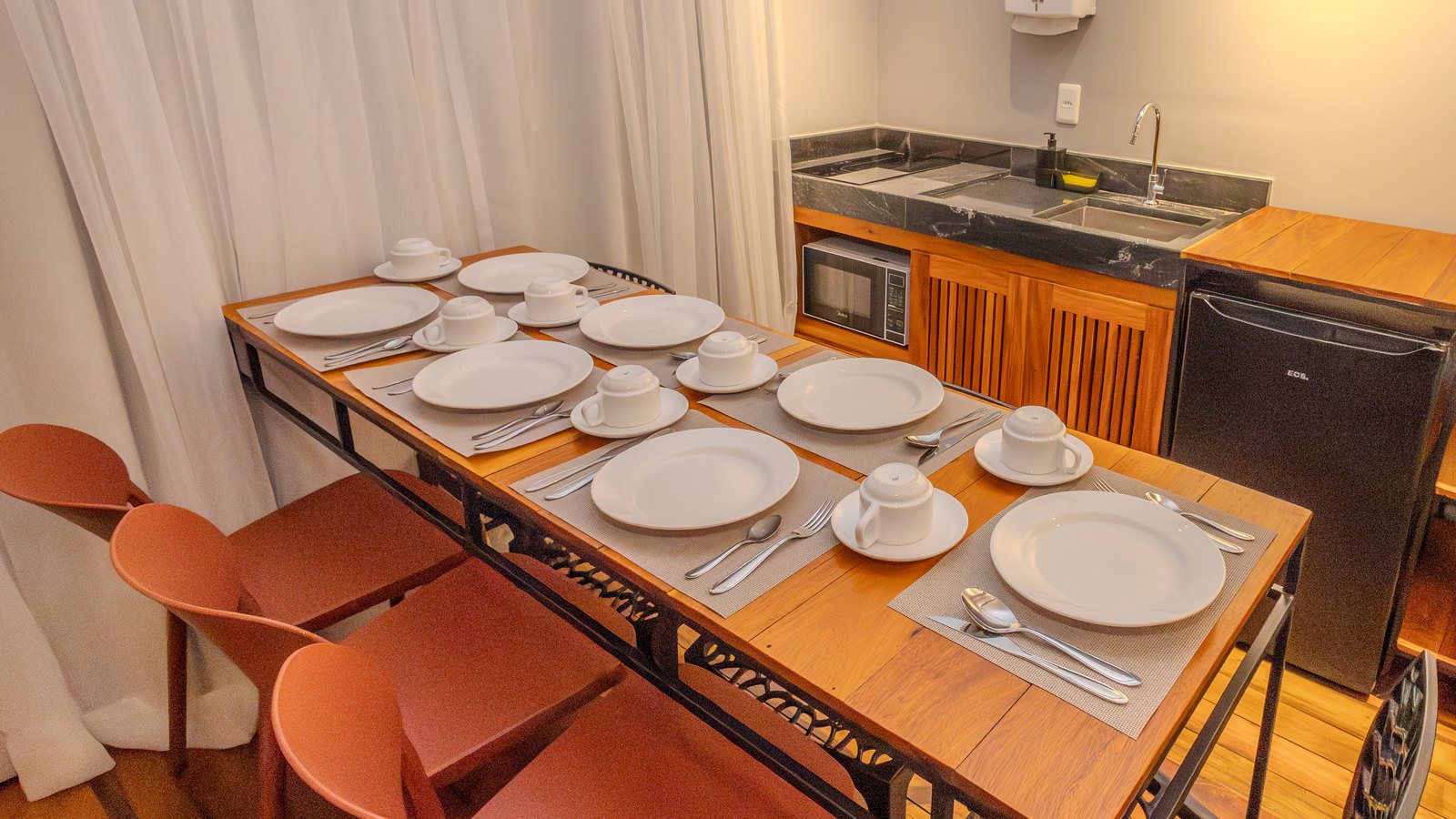 Cozinha do Superior Família, com a mesa grande posta para o grupo