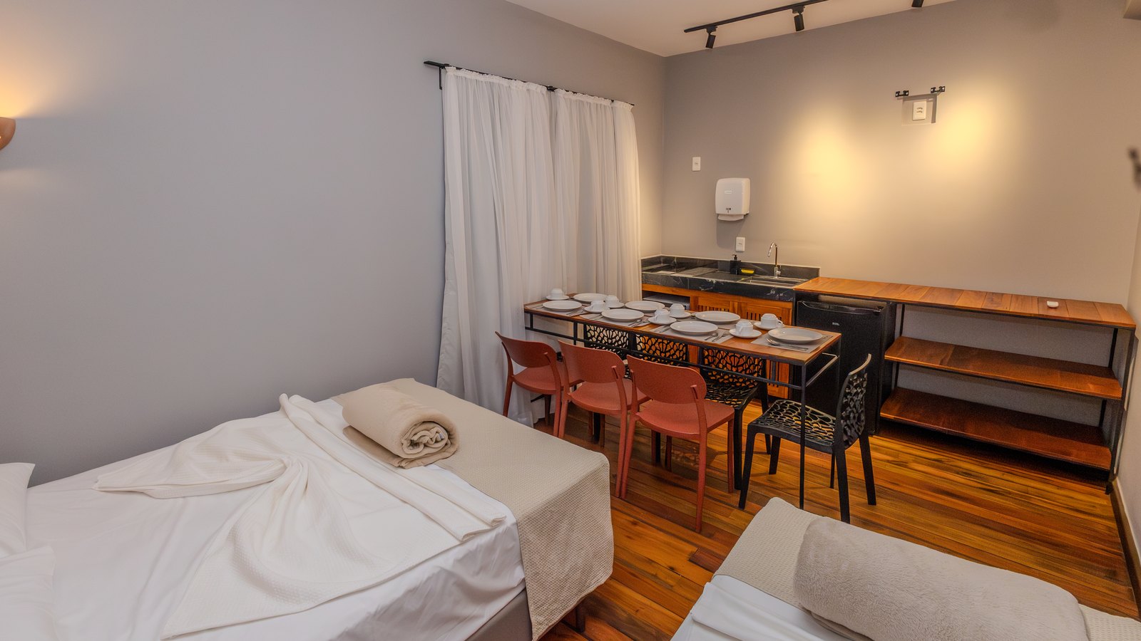 Superior Família visto da cama, com a mesa e a bancada ao fundo